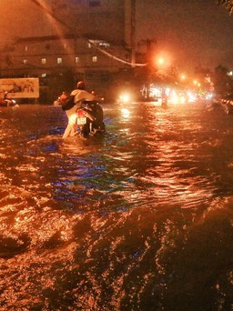 Đường Trần Xuân Soạn ‘thành sông’ vì mưa, triều cường: Người dân dắt xe ‘oải quá oải’