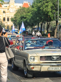 Người nước ngoài hào hứng trước dàn xe cổ diễu hành trên đường phố TP.HCM sáng nay
