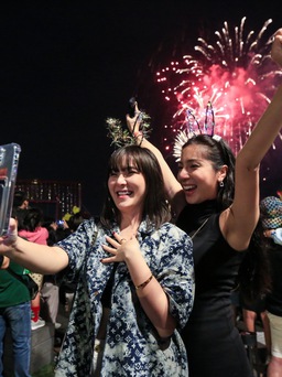Giữa tiếng pháo hoa rợp trời đón 2023, người dân TP.HCM chúc nhau ‘năm mới bình an!’