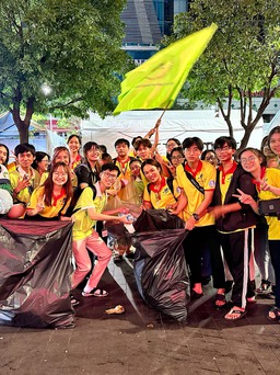 Trung tâm TP.HCM đầy rác đêm đón năm mới 2023: Lao công vất vả và hành động đẹp của người trẻ