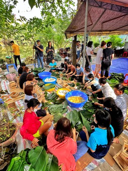 ‘Người lạ’ xúm lại gói 2.000 bánh chưng tặng người khó khăn, hẻm Sài Gòn rộn ràng