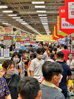 Đêm 29 tết, người dân TP.HCM đông nghẹt nơi siêu thị: ‘Sắm cho kịp tết’