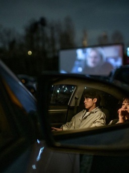 Người Hàn chuộng xem phim trong xe hơi mùa dịch Covid-19
