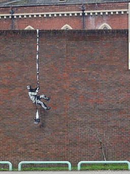 Banksy vẽ tranh vượt ngục tại nhà tù từng giam nhà thơ Oscar Wilde?