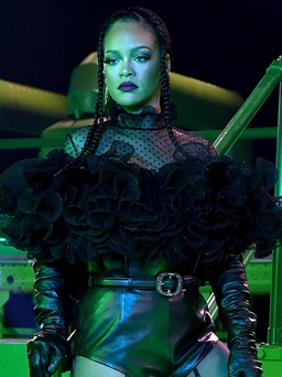 Cựu thiên thần nội y Victoria’s Secret khoe dáng trong show thời trang của Rihanna