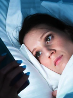 Bác sĩ khuyến cáo cách sử dụng điện thoại trước khi ngủ