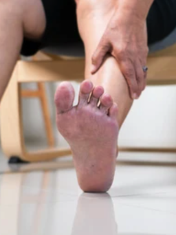 Hoại tử chân do biến chứng tiểu đường, chăm sóc chân tại nhà thế nào?