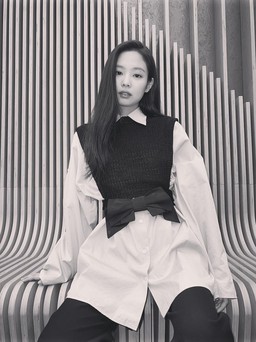 Jennie bị netizen Trung tấn công khi đăng ảnh trắng đen, bộ đồ “lạc quẻ” với caption