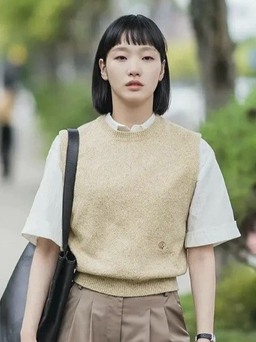 Diện đồ công sở gam trung tính đẹp như Kim Go Eun trong phim Yumi’s Cells 2