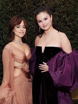 Selena Gomez diện váy cúp ngực lấn át “Cô Tư" trong Wednesday
