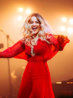 Ca sĩ Rita Ora ‘đốt cháy’ sân khấu với trang phục của NTK Công Trí