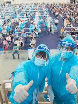 Miss Earth Vietnam 2021 tặng 2.000 bộ đồ bảo hộ y tế cho các bệnh viện TP.HCM