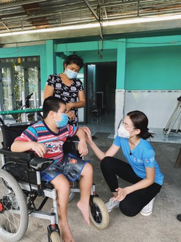 Hoa hậu Đỗ Thị Hà cứu trợ lương thực cho người khuyết tật, người già neo đơn
