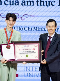 NTK Nguyễn Minh Công được xác lập Kỷ lục Việt Nam với BST từ bánh Nam bộ