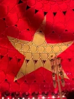 Cờ Tổ quốc tung bay trên mái vòm thế giới trong Ngày Quốc gia Việt Nam