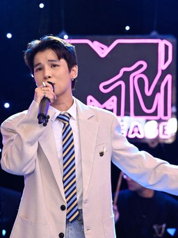 Phạm Đình Thái Ngân bất ngờ hát live ca khúc mới ngay tại sân khấu 'MTV Showcase'