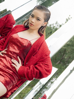 Mẫu nhí Bảo Hà tỏa sáng khi làm vedette trên sàn catwalk 200 mét ở Đà Lạt