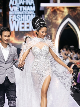 Hoa hậu H'Hen Niê tỏa sáng lộng lẫy làm vedette trong đêm cuối tuần lễ thời trang