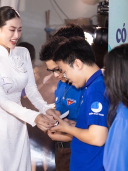 Hoa hậu Thiên Ân trao học bổng cho đoàn viên, sinh viên khó khăn tại fan meeting