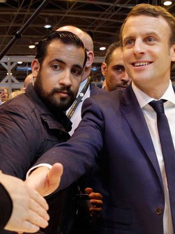 Tổng thống Macron gặp sóng gió vì cận vệ