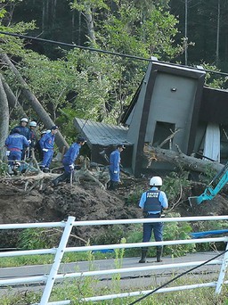 Động đất chôn vùi nhiều nhà cửa ở Nhật