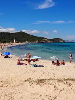 Bãi biển Tây Ban Nha báo động vì du khách ‘làm chuyện phòng the’