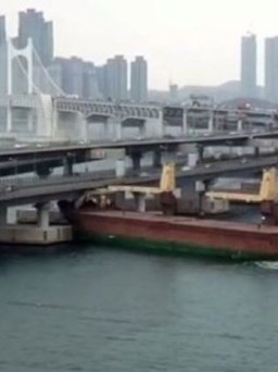 Tàu Nga đâm vào cầu ở Hàn Quốc