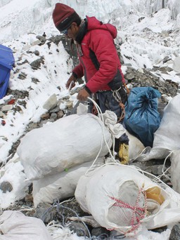 Thu gom rác, phát hiện 4 thi thể trên 'nóc nhà thế giới' Everest