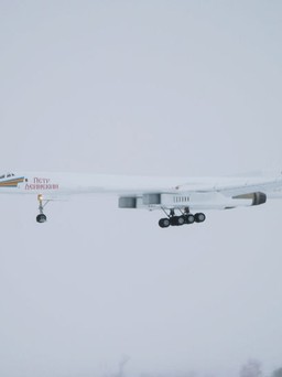 Nga công bố clip oanh tạc cơ chiến lược Tu-160M nâng cấp bay thử đầu tiên