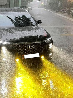 Lái xe dưới mưa lớn, đèn sương mù màu vàng hay trắng tốt hơn?