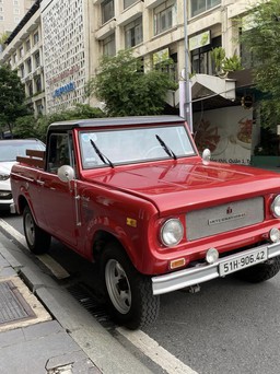 'Chạm mặt' xe hiếm International Scout 800 cổ điển trên đường phố Sài Gòn