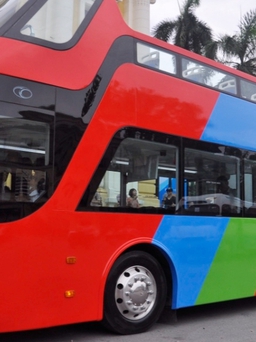 Đông đảo người dân trải nghiệm xe buýt 2 tầng 'mui trần' ở Hà Nội