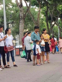 Bị đuổi khi chơi đàn trên phố đi bộ Hà Nội vì chưa có giấy phép?