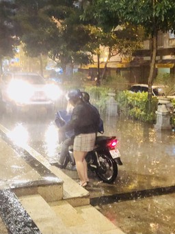 Tối mùng 3 tết, trận mưa xuân lớn bất ngờ xuất hiện ở TP.HCM