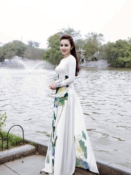 Ca sĩ Bolero Amy Lê Anh khoe bộ sưu tập áo dài nhiều màu sắc