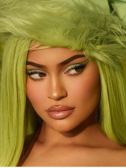 Kylie Jenner tiết lộ bộ sưu tập Kylie Cosmetics & Grinch Holiday khiến người hâm mộ phát cuồng