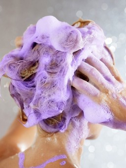 Các loại dầu gội màu tím tốt nhất để giữ màu tóc của bạn