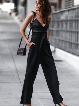 Hai cách để mặc Jumpsuit đen đơn giản trong mùa lễ này