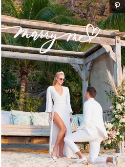 Paris Hilton diện váy xẻ sâu nhận lời đính hôn với bạn trai Carter Reum trên bãi biển