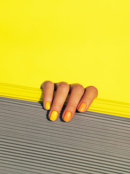 Làm thế nào để loại bỏ bột sơn móng tay khi ở nhà