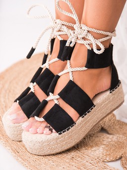Sandal đế xuồng ” cứu cánh” cho phái đẹp có chiều cao khiêm tốn
