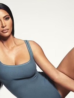 Kim Kardashian khoe vòng 1 nóng bỏng trong bộ bikini xanh đậm