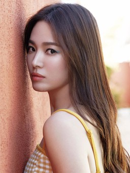 Song Hye Kyo diện đồ kẻ caro trẻ trung như thiếu nữ 20