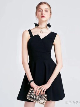 Váy đen vẫn là mẫu váy chiều lòng phái đẹp trong nhu cầu chưng diện