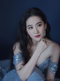 Lưu Diệc Phi khoe nhan sắc mỹ miều vòng 1 đầy đặn với váy cúp ngực