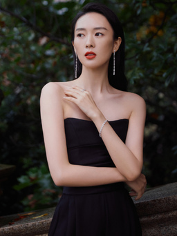 “Bản sao Chương Tử Di” - Đồng Dao khoe vai trần gợi cảm với jumpsuit cúp ngực