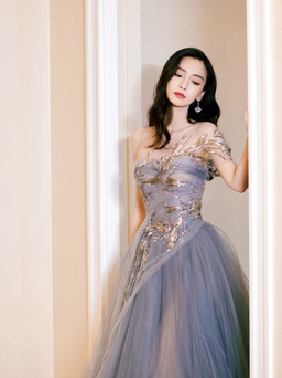 Angelababy khoe vóc dáng yêu kiều với đầm tuyn xuyên thấu