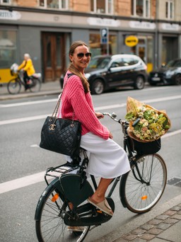 Các blogger thời trang dùng xe đạp chụp ảnh truyền thông điệp thân thiện với môi trường