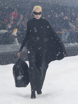 Chiếc túi xách như "túi rác" của Balenciaga gây sốt tại Tuần lễ thời trang Paris