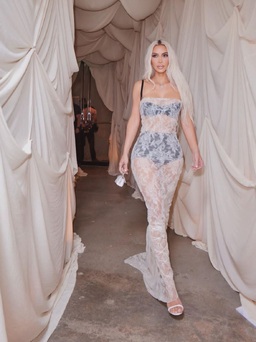 Kim Kardashian, Dua Lipa lăng xê mốt thời trang lộ nội y vào mùa đông